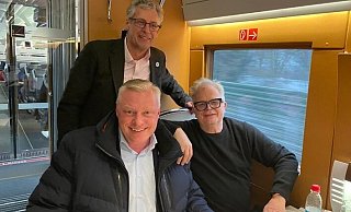 Daniel Hartmann (v. l.) und Stefan Fellmann mit Herbert Grönemeyer im Zug nach Berlin. - Privat Daniel Hartmann (v. l.) und Stefan Fellmann mit Herbert Grönemeyer im Zug nach Berlin. - Privat