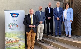 Freuen sich über die fruchtbare Kooperation, die eine absolute „Win-Win-Situation“ darstellt:Höxters Bürgermeister Daniel Hartmann (v. l.), LGS-Geschäftsführer Jan Holsteg, Optibelt-Geschäftsführer Konrad Ummen und Reinhold Mühlbeyer, LGS-Geschäftsführerin Claudia Koch. - LGS Freuen sich über die fruchtbare Kooperation, die eine absolute „Win-Win-Situation“ darstellt:Höxters Bürgermeister Daniel Hartmann (v. l.), LGS-Geschäftsführer Jan Holsteg, Optibelt-Geschäftsführer Konrad Ummen und Reinhold Mühlbeyer, LGS-Geschäftsführerin Claudia Koch. - LGS