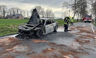 Feuerwehr-Einsatz im Kreis Gütersloh: Trotz des schnellen Eintreffens der Einsatzkräfte konnte das Ausbrennen des Autos nicht verhindert werden. - Thorsten Heß Feuerwehr-Einsatz im Kreis Gütersloh: Trotz des schnellen Eintreffens der Einsatzkräfte konnte das Ausbrennen des Autos nicht verhindert werden. - Thorsten Heß