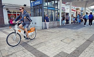Wer hat hier Vorrang? Rechts der schwarze Asphalt des Radwegs. Dann unterbrechen Pflastersteine den Radweg. Blinde, die den Leitrillen folgen, merken nicht, dass sie einen Radweg überqueren. - Barbara Franke Wer hat hier Vorrang? Rechts der schwarze Asphalt des Radwegs. Dann unterbrechen Pflastersteine den Radweg. Blinde, die den Leitrillen folgen, merken nicht, dass sie einen Radweg überqueren. - Barbara Franke