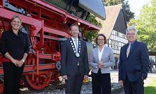 NRW-Heimatministerin Ina Scharrenbach (2. v. r.) wird an der restaurierten Lok von Bürgermeister Matthias Möllers (2. v. l.) und seinem Amtsvorgänger Hans Jürgen Wessels begrüßt. Sie alle loben die Arbeit von Restauratorin Dorothee Brück. - Kurt Blaschke NRW-Heimatministerin Ina Scharrenbach (2. v. r.) wird an der restaurierten Lok von Bürgermeister Matthias Möllers (2. v. l.) und seinem Amtsvorgänger Hans Jürgen Wessels begrüßt. Sie alle loben die Arbeit von Restauratorin Dorothee Brück. - Kurt Blaschke