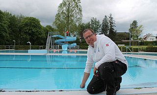 Noch recht kühl: Es ist wegen der kalten Nächte noch ungewiss, ob das Wasser im Brakeler Freibad bis Anfang Juni auf die gewohnten 27 Grad erwärmt werden kann, meint Bernd Willeke. - Manuela Puls Noch recht kühl: Es ist wegen der kalten Nächte noch ungewiss, ob das Wasser im Brakeler Freibad bis Anfang Juni auf die gewohnten 27 Grad erwärmt werden kann, meint Bernd Willeke. - Manuela Puls