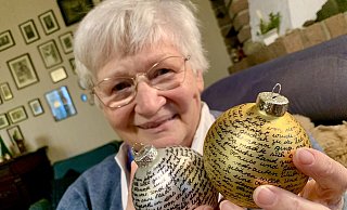 Geschrieben wird im Hause Schwermann auf goldene, silberne und rote Kugeln. Für die Weihnachtsgeschichte ist fast die gesamte Fläche notwendig. - Jens Reddeker Geschrieben wird im Hause Schwermann auf goldene, silberne und rote Kugeln. Für die Weihnachtsgeschichte ist fast die gesamte Fläche notwendig. - Jens Reddeker