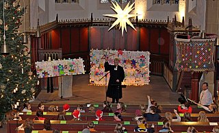 400 Schülerinnen und Schüler der Jahrgangsstufen fünf bis acht nehmen an der Weihnachtsfeier der HSS teil, die erstmals vom neuen Pfarrer Uwe Sundermann begleitet wurde. - Christian Landerbarthold 400 Schülerinnen und Schüler der Jahrgangsstufen fünf bis acht nehmen an der Weihnachtsfeier der HSS teil, die erstmals vom neuen Pfarrer Uwe Sundermann begleitet wurde. - Christian Landerbarthold