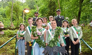 Kinderkönigin Hannah Wagner und Kinderkönig Marius Salitter (vorne) freuen sich zusammen mit dem Kronprinzenpaar Nica Diekmann und Paul Speckmann (l.), dem Zepterprinzenpaar Luna Hoffmann und Jakob Ristau (hinten Mitte), dem Apfelprinzenpaar Amy Siemens und Jan Lukas Fietz (r), Oberstadjutant Tobias Nixdorf (hinten links) und Markus Höhne (hinten rechts) auf das Kinderschützenfest in Oerlinghausen. - Patrick Bockwinkel Kinderkönigin Hannah Wagner und Kinderkönig Marius Salitter (vorne) freuen sich zusammen mit dem Kronprinzenpaar Nica Diekmann und Paul Speckmann (l.), dem Zepterprinzenpaar Luna Hoffmann und Jakob Ristau (hinten Mitte), dem Apfelprinzenpaar Amy Siemens und Jan Lukas Fietz (r), Oberstadjutant Tobias Nixdorf (hinten links) und Markus Höhne (hinten rechts) auf das Kinderschützenfest in Oerlinghausen. - Patrick Bockwinkel