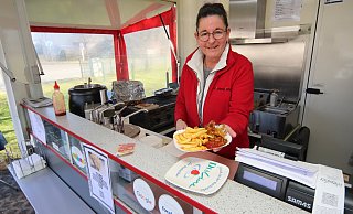 Iris Burnett arbeitet seit fast zehn Jahren nebenberuflich in der Frittenkiste in Elsen. Ihre Chefin hat nun eine Petition gegen die Verpackungssteuer ins Leben gerufen. - Mareike Gröneweg Iris Burnett arbeitet seit fast zehn Jahren nebenberuflich in der Frittenkiste in Elsen. Ihre Chefin hat nun eine Petition gegen die Verpackungssteuer ins Leben gerufen. - Mareike Gröneweg
