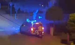 Das Video, das im September auftauchte, zeigt, wie der Roller in den scharf bremsenden Polizei-Van prallt. - Screenshot: privat Das Video, das im September auftauchte, zeigt, wie der Roller in den scharf bremsenden Polizei-Van prallt. - Screenshot: privat