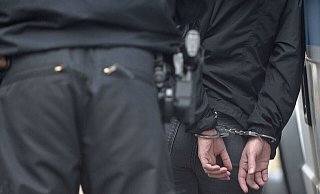 Die Polizeibeamten legten sich vor der Haustür auf die Lauer und dann kam es endlich zum Zugriff. - Symbolfoto: picture alliance Die Polizeibeamten legten sich vor der Haustür auf die Lauer und dann kam es endlich zum Zugriff. - Symbolfoto: picture alliance