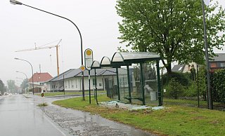 Zerstört: Ein Auslieferungsfahrer war mit seinem Kleinwagen auf regennasser Fahrbahn in das Wartehäuschen gerutscht. - Polizei Minden-Lübbecke Zerstört: Ein Auslieferungsfahrer war mit seinem Kleinwagen auf regennasser Fahrbahn in das Wartehäuschen gerutscht. - Polizei Minden-Lübbecke
