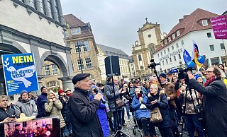 Der umstrittene Paderborner Theologe lockte am Samstag rund 400 Zuhörerinnen und Zuhörer auf den Domplatz. - Jens Reddeker Der umstrittene Paderborner Theologe lockte am Samstag rund 400 Zuhörerinnen und Zuhörer auf den Domplatz. - Jens Reddeker