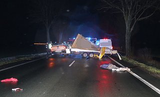 Der Anhänger blockiert die Straße und muss geborgen werden. - Kreispolizeibehörde Höxter Der Anhänger blockiert die Straße und muss geborgen werden. - Kreispolizeibehörde Höxter