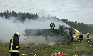 Mehrere Stunden brauchte die Feuerwehr Höxter, zum den Brand auf einem Feld bei Bruchhausen zu löschen. - Feuerwehr Höxter Mehrere Stunden brauchte die Feuerwehr Höxter, zum den Brand auf einem Feld bei Bruchhausen zu löschen. - Feuerwehr Höxter