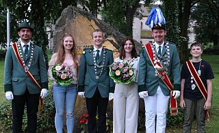 Stehen im Mittelpunkt: Jugendprinz Tom Tölle (v. l.), Gastfrau Carla Pape, Königsgast Peter Brenneke, Königin Katharina Bach, König Lukas Kreimeyer und Schülerprinz Lars Standaert. - Privat Stehen im Mittelpunkt: Jugendprinz Tom Tölle (v. l.), Gastfrau Carla Pape, Königsgast Peter Brenneke, Königin Katharina Bach, König Lukas Kreimeyer und Schülerprinz Lars Standaert. - Privat