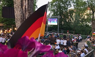 Gleich fünf Fernseher hat Karl-Heinz Militzer im Deutschen Haus aufgestellt. Dieses Foto ist während der Männer-WM 2021 entstanden. - Archivfoto: Anna Klinge Gleich fünf Fernseher hat Karl-Heinz Militzer im Deutschen Haus aufgestellt. Dieses Foto ist während der Männer-WM 2021 entstanden. - Archivfoto: Anna Klinge
