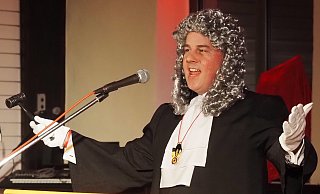 „Gnadenlos“ rechnete der Scharfrichter (Stephan von Kölln) mit den Berliner Spitzenpolitikern ab. - Josef Köhne „Gnadenlos“ rechnete der Scharfrichter (Stephan von Kölln) mit den Berliner Spitzenpolitikern ab. - Josef Köhne