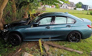 Am Sonntagabend ist es zwischen Bünde und Bruchmühlen zu einem Verkehrsunfall gekommen. Ein BMW hat dabei einen parkenden VW Sharan gerammt und danach in eine Baumreihe gefahren. - Claus Frickemeier Am Sonntagabend ist es zwischen Bünde und Bruchmühlen zu einem Verkehrsunfall gekommen. Ein BMW hat dabei einen parkenden VW Sharan gerammt und danach in eine Baumreihe gefahren. - Claus Frickemeier