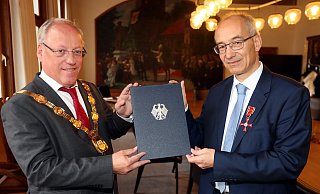 Roland Staude erhielt von OB Pit Clausen das Bundesverdienstkreuz überreicht. - Wolfgang Rudolf Roland Staude erhielt von OB Pit Clausen das Bundesverdienstkreuz überreicht. - Wolfgang Rudolf