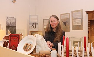 Sonja Voss hat für die Ausstellung zum Thema Weihnachtsbräuche einiges typisch Weihnachtliches zusammengebracht. - Judith Gladow Sonja Voss hat für die Ausstellung zum Thema Weihnachtsbräuche einiges typisch Weihnachtliches zusammengebracht. - Judith Gladow
