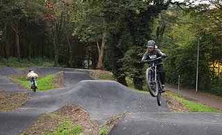 Abgehoben: Lennox Menzel lässt sein Bike über den Pumptrack fliegen. - Jörg Stuke Abgehoben: Lennox Menzel lässt sein Bike über den Pumptrack fliegen. - Jörg Stuke