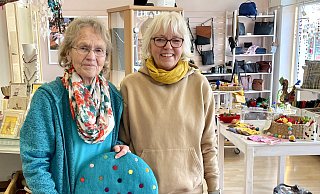 Waltraud Teigeler (l.) und Gisela Simon vom Salzkottener Eine-Welt-Kreis arbeiten, wie alle Mitglieder, ehrenamtlich im Eine-Welt-Laden oder organisieren Veranstaltungen. - Carola Drabon Waltraud Teigeler (l.) und Gisela Simon vom Salzkottener Eine-Welt-Kreis arbeiten, wie alle Mitglieder, ehrenamtlich im Eine-Welt-Laden oder organisieren Veranstaltungen. - Carola Drabon