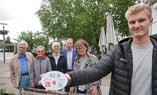 Niklas Bauer (vorne) vom Bad Lippspringer Bauamt präsentiert exemplarisch ein Notfall-Hinweisschild, das sich künftig an allen Sitzbänken im Stadtgebiet befinden soll. Bürgermeister Ulrich Lange sowie Karin Grieser, die Vorsitzende des Seniorenbeirates (2.v.l.) ihr Vorgänger Detlev Seidel (l.) und weitere Beiratsmitglieder freuen sich über die Aktion. - Klaus Karenfeld Niklas Bauer (vorne) vom Bad Lippspringer Bauamt präsentiert exemplarisch ein Notfall-Hinweisschild, das sich künftig an allen Sitzbänken im Stadtgebiet befinden soll. Bürgermeister Ulrich Lange sowie Karin Grieser, die Vorsitzende des Seniorenbeirates (2.v.l.) ihr Vorgänger Detlev Seidel (l.) und weitere Beiratsmitglieder freuen sich über die Aktion. - Klaus Karenfeld