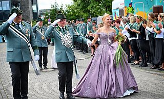 König Stefan Bockhorst (Mitte) und Königin Nicole Hagemann-Bockhorst grüßen befreundete Schützenvereine und Musikkapellen am Reichowplatz. - Barbara Franke König Stefan Bockhorst (Mitte) und Königin Nicole Hagemann-Bockhorst grüßen befreundete Schützenvereine und Musikkapellen am Reichowplatz. - Barbara Franke