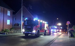 Die Feuerwehr um kurz nach Mitternacht im Einsatz an der Kleestraße. - Feuerwehr Paderborn Die Feuerwehr um kurz nach Mitternacht im Einsatz an der Kleestraße. - Feuerwehr Paderborn