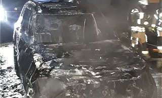 Der Pkw wurde bei dem Feuer im Motorraum zerstört. - Freiwillige Feuerwehr Warburg Der Pkw wurde bei dem Feuer im Motorraum zerstört. - Freiwillige Feuerwehr Warburg