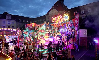 Die Herforder City-Kirmes findet auf dem Rathausplatz statt. Doch sobald die Fläche umgebaut wird, muss die Veranstaltung während der Bauphase weichen. - Frank-Michael Kiel-Steinkamp Die Herforder City-Kirmes findet auf dem Rathausplatz statt. Doch sobald die Fläche umgebaut wird, muss die Veranstaltung während der Bauphase weichen. - Frank-Michael Kiel-Steinkamp