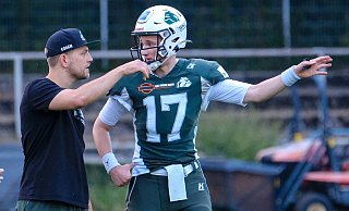 Da gehts lang: Trainer Felix Gorny im Gespräch mit Quarterback Luis Altehoefer. - Andreas Zobe Da gehts lang: Trainer Felix Gorny im Gespräch mit Quarterback Luis Altehoefer. - Andreas Zobe