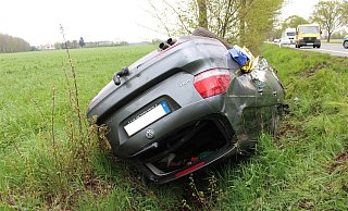 Der Pkw kommt auf dem Dach zum Stillstand. - Polizei Minden-Lübbecke Der Pkw kommt auf dem Dach zum Stillstand. - Polizei Minden-Lübbecke