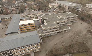 Ein Blick von oben auf das Höxteraner Schulzentrum mit Realschule, Sekundarschule und Gymnasium; im Hintergrund die Sporthalle am Bielenberg. - Jens Reddeker Ein Blick von oben auf das Höxteraner Schulzentrum mit Realschule, Sekundarschule und Gymnasium; im Hintergrund die Sporthalle am Bielenberg. - Jens Reddeker