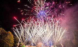 Hier darf der nur Profi ran: Das Feuerwerk bei den Parklichtern im Kurpark von Bad Oeynhausen im August 2022. Die Grünen hätten ein solches zentrales Feuerwerk gerne auch an Silvester gesehen. - Lino Mirgeler Hier darf der nur Profi ran: Das Feuerwerk bei den Parklichtern im Kurpark von Bad Oeynhausen im August 2022. Die Grünen hätten ein solches zentrales Feuerwerk gerne auch an Silvester gesehen. - Lino Mirgeler