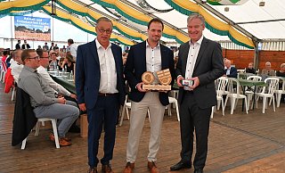 AGN-Initiator Georg Schneider (l.) beging das Jubiläumsfest auch mit dem neuen Vorsitzenden Thorsten Dahm und Hövelhofs Bürgermeister Michael Berens. - Raphael Athens AGN-Initiator Georg Schneider (l.) beging das Jubiläumsfest auch mit dem neuen Vorsitzenden Thorsten Dahm und Hövelhofs Bürgermeister Michael Berens. - Raphael Athens