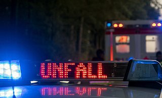 Der Unfallverursacher aus dem Kreis Paderborn wurde beim zweiten Crash leicht verletzt. - picture alliance / Fotostand Der Unfallverursacher aus dem Kreis Paderborn wurde beim zweiten Crash leicht verletzt. - picture alliance / Fotostand