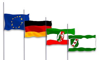 Vor dem Löhner Rathaus wehen die Europaflagge, die Deutschlandfahne, die Flagge Nordrhein-Westfalens und die der Stadt Löhne. Für den 28. August wurde Trauerbeflaggung angeordnet. - Felix Eisele Vor dem Löhner Rathaus wehen die Europaflagge, die Deutschlandfahne, die Flagge Nordrhein-Westfalens und die der Stadt Löhne. Für den 28. August wurde Trauerbeflaggung angeordnet. - Felix Eisele