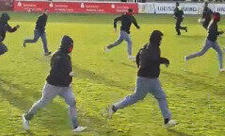 Vermummte liefen nach Schlusspfiff der Partie zwischen dem SV Lippstadt und dem FC Gütersloh aufs Spielfeld. - NW Vermummte liefen nach Schlusspfiff der Partie zwischen dem SV Lippstadt und dem FC Gütersloh aufs Spielfeld. - NW