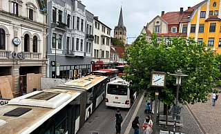 Der Alte Markt ist im Busverkehr ein sogenannter Rendez-Vous-Punkt, an dem zu Spitzenzeiten bis zu 17 Busse gleichzeitig stehen. - Katharina Eisele Der Alte Markt ist im Busverkehr ein sogenannter Rendez-Vous-Punkt, an dem zu Spitzenzeiten bis zu 17 Busse gleichzeitig stehen. - Katharina Eisele