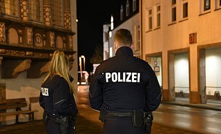 Mord und Totschlag im Kreis Höxter rufen die Mordermittler aus Bielefeld auf den Plan. Doch die lösen die Fälle in der Provinz keinesfalls allein. Zuletzt gesehen im Fall Steinheim, als die örtlichen Beamten maßgeblich beteiligt waren, einen Verdächtigen zu schnappen. - Symbolbild: Thomas Kube Mord und Totschlag im Kreis Höxter rufen die Mordermittler aus Bielefeld auf den Plan. Doch die lösen die Fälle in der Provinz keinesfalls allein. Zuletzt gesehen im Fall Steinheim, als die örtlichen Beamten maßgeblich beteiligt waren, einen Verdächtigen zu schnappen. - Symbolbild: Thomas Kube