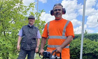Riad Asaad mit Chefgärtner Bernd Hoffmann im Garten der Stadtwerke. - Dirk Windmöller Riad Asaad mit Chefgärtner Bernd Hoffmann im Garten der Stadtwerke. - Dirk Windmöller