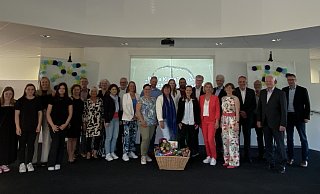 Neben Bürgermeisterin Ute Dülfer und Schulleiterin Andrea Stollberg (vorne, 1. und 2. von rechts) nahmen auch weitere Vertreter aus der vergangenen und aktuellen Zeit der Schule, der Politik und Schülerschaft teil. Auch Stollbergs Vorgänger, Hans-Dieter Herbst, Rektor von 1983 bis 2007 feierte seine alte Wirkungsstätte (2. von rechts). - Anja Ebner Neben Bürgermeisterin Ute Dülfer und Schulleiterin Andrea Stollberg (vorne, 1. und 2. von rechts) nahmen auch weitere Vertreter aus der vergangenen und aktuellen Zeit der Schule, der Politik und Schülerschaft teil. Auch Stollbergs Vorgänger, Hans-Dieter Herbst, Rektor von 1983 bis 2007 feierte seine alte Wirkungsstätte (2. von rechts). - Anja Ebner