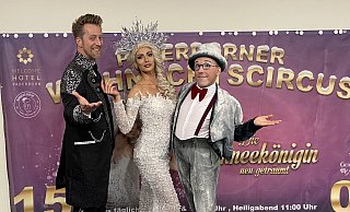 Zirkusdirektor Lars Wasserthal (v.l.), Artistin Sabrina Wasserthal und Komiker und Clown Monsieur Momo freuen sich auf ihre Gäste im Paderborner Weihnachtscircus. - Dana Johanna Stoll Zirkusdirektor Lars Wasserthal (v.l.), Artistin Sabrina Wasserthal und Komiker und Clown Monsieur Momo freuen sich auf ihre Gäste im Paderborner Weihnachtscircus. - Dana Johanna Stoll