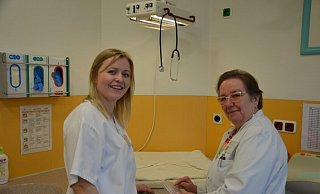 Leonie Rutenkröger und Martina Höfel in einem der Kreißsäle des Johannes-Wesling-Klinikums. Hier haben die Hebammenschülerinnen viele praktische Erfahrungen gesammelt. - Doris Christoph Leonie Rutenkröger und Martina Höfel in einem der Kreißsäle des Johannes-Wesling-Klinikums. Hier haben die Hebammenschülerinnen viele praktische Erfahrungen gesammelt. - Doris Christoph