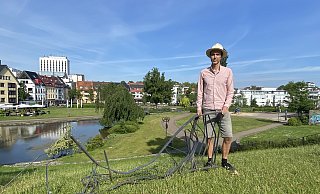 Andreas Neuwöhner (Stadtmuseum) mit einem während des Tornados zerstörten Geländer. Die Veränderung des Paderquellgebiets ist immer noch ersichtlich, wenn man weiß, wie es vorher aussah. - Marc Schröder Andreas Neuwöhner (Stadtmuseum) mit einem während des Tornados zerstörten Geländer. Die Veränderung des Paderquellgebiets ist immer noch ersichtlich, wenn man weiß, wie es vorher aussah. - Marc Schröder