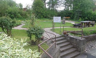 Der Bibelgarten der Stiftung Senfkorn liegt etwas versteckt hinter der evangelischen Kirche und bietet am Sonntag, 13. Juni Gespräche mit Stiftungsmitgliedern an. - Heinz-Jörg Wiegand Der Bibelgarten der Stiftung Senfkorn liegt etwas versteckt hinter der evangelischen Kirche und bietet am Sonntag, 13. Juni Gespräche mit Stiftungsmitgliedern an. - Heinz-Jörg Wiegand