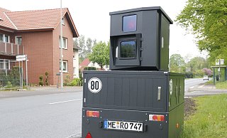 Die Stadt Paderborn möchte dem mobilen Blitzer keinen Namen geben. Deshalb haben wir Vorschläge von "NW"-Lesern zu Abstimmung gestellt. - Alexander Jan Die Stadt Paderborn möchte dem mobilen Blitzer keinen Namen geben. Deshalb haben wir Vorschläge von "NW"-Lesern zu Abstimmung gestellt. - Alexander Jan