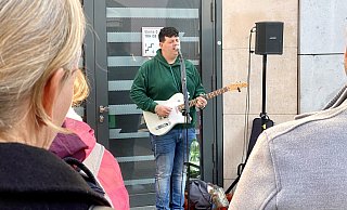Gitarre und eine Box reichen dem jungen Musiker - und eine gute Stimme, um Aufmerksamkeit zu erregen. - Niklas Tüns Gitarre und eine Box reichen dem jungen Musiker - und eine gute Stimme, um Aufmerksamkeit zu erregen. - Niklas Tüns