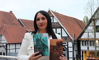 Rosa Maria Mauceri präsentiert ihre beiden Bücher auf der Terrasse des Ratskellers. An ihrem dritten Buch arbeitet die Frau, die seit kurzem in Rheda-Wiedenbrück lebt. - Marion Pokorra Rosa Maria Mauceri präsentiert ihre beiden Bücher auf der Terrasse des Ratskellers. An ihrem dritten Buch arbeitet die Frau, die seit kurzem in Rheda-Wiedenbrück lebt. - Marion Pokorra