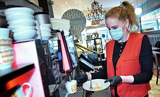 Ariane Haxha (40) zapft einen Cappuccino bei Knigge in der Obernstraße. Das Personal schützt sich weiterhin mit Maske, die Gäste dürfen auch ohne negativen Schnelltest Platz nehmen. - Barbara Franke Ariane Haxha (40) zapft einen Cappuccino bei Knigge in der Obernstraße. Das Personal schützt sich weiterhin mit Maske, die Gäste dürfen auch ohne negativen Schnelltest Platz nehmen. - Barbara Franke