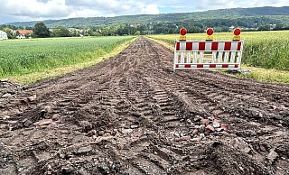 Der Feldweg wurde aufgefräst - obwohl die Politik mehrheitlich den Ausbau abgelehnt hat. Links am Bildrand ist die Grundschule Dehme zu sehen. - Nicole Sielermann Der Feldweg wurde aufgefräst - obwohl die Politik mehrheitlich den Ausbau abgelehnt hat. Links am Bildrand ist die Grundschule Dehme zu sehen. - Nicole Sielermann